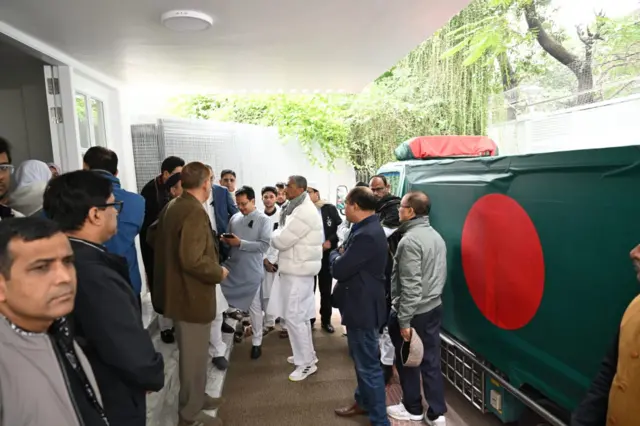 বাংলাদেশের পতাকায় মোড়ানো একটি গাড়িতে করে খালেদা জিয়ার মরদেহ গুলশানে নেওয়া হয়েছে