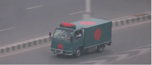 خالدہ ضیا کی لاش  بنگلہ دیش کے پرچم میں لپیٹ کر ان کے گھر لے جائی گئی