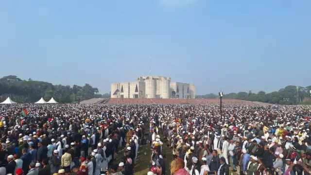 সংসদ ভবনের পাশে অনুষ্ঠিত জানাজায় অংশ নেন বিপুল সংখ্যক মানুষ