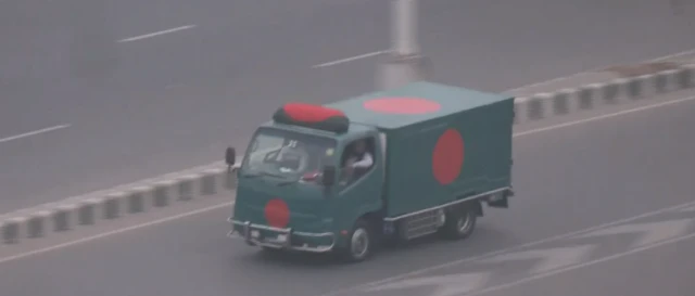 বাংলাদেশের পতাকায় মোড়ানো একটি গাড়ি