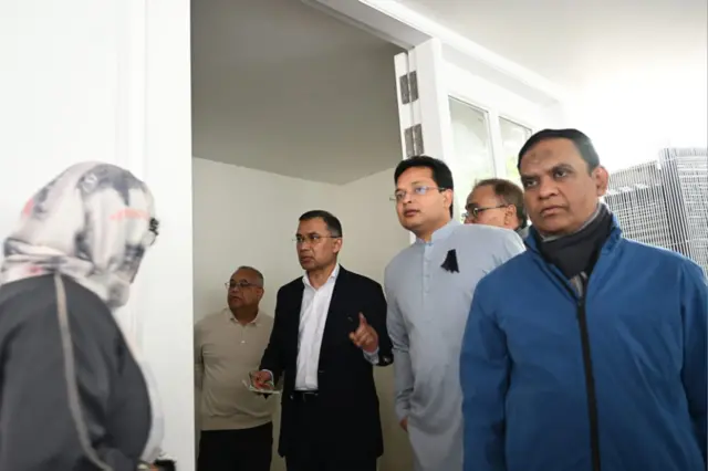 খালেদা জিয়াকে শ্রদ্ধা জানাতে আগতদের সাথে কথা বলছেন তারেক রহমান।