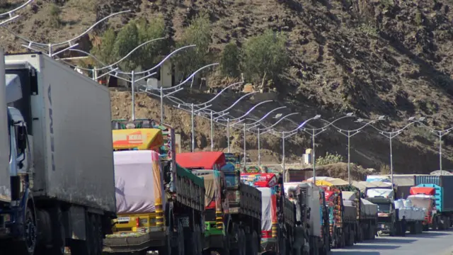 पाक-अफ़गान सीमा पर फंसे ट्रक