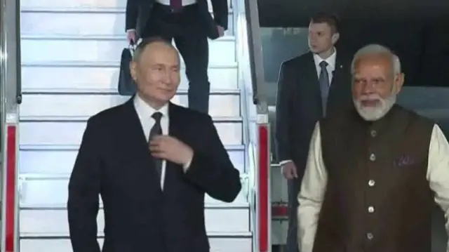বিমানঘাঁটিতে পুতিনকে স্বাগত জানাতে উপস্থিত ছিলেন নরেন্দ্র মোদী