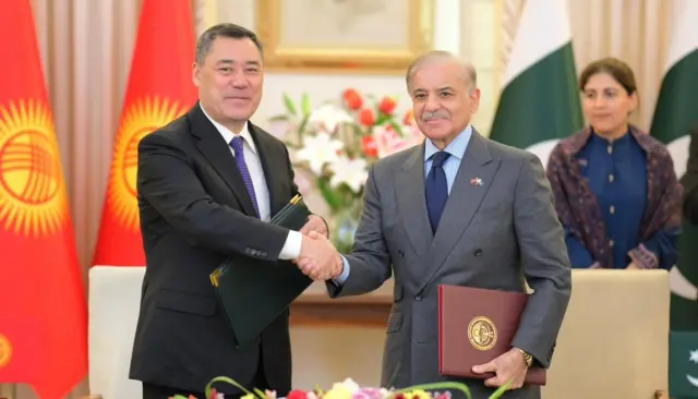 پاکستانی وزیر اعظم شہباز شریف اور کرغزستان کے صدر صادر ژپاروف