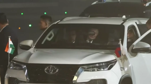 पीएम मोदी और राष्ट्रपति पुतिन एक ही गाड़ी में रवाना हुए.