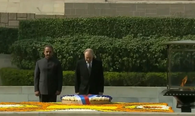 रूस के राष्ट्रपति पुतिन ने महात्मा गाँधी को श्रद्धांजलि अर्पित की. उन्होंने फूल चढ़ाने के बाद अपना सिर भी झुकाया.
