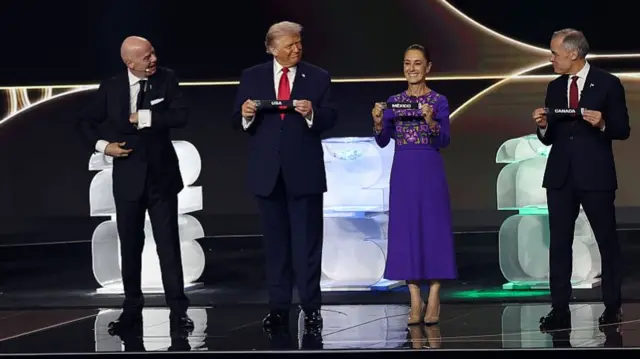 Los líderes de Estados Unidos, Donald Trump; Canadá, Mark Carney; y México, Claudia Sheinbaum, suben al escenario.