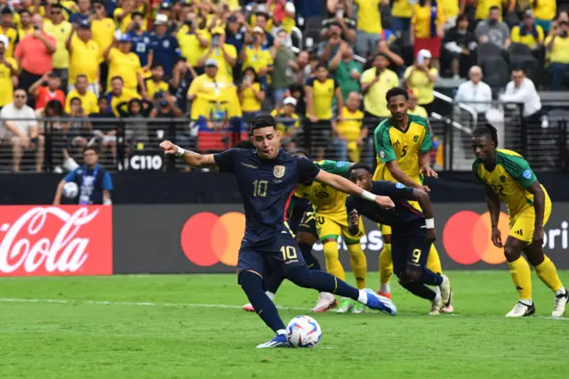Un jugador de Ecuador cobra un penalti