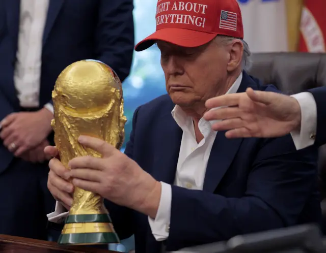 الرئيس دونالد ترامب يحمل لقب كأس العالم في المكتب البيضاوي في البيت الأبيض