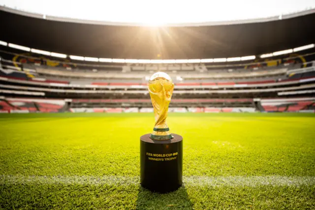 La Copa del Mundo en el césped del Estadio Azteca