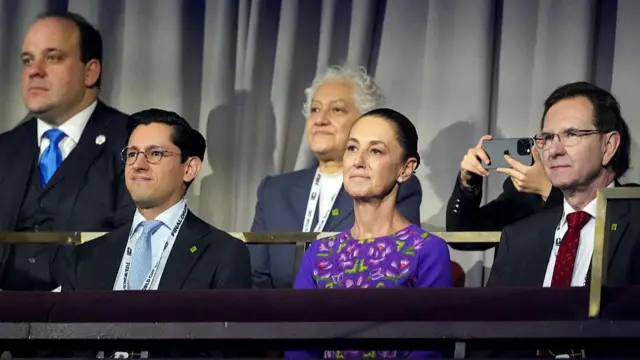 Claudia Sheinbaum mira al sorteo de Mundial 2026