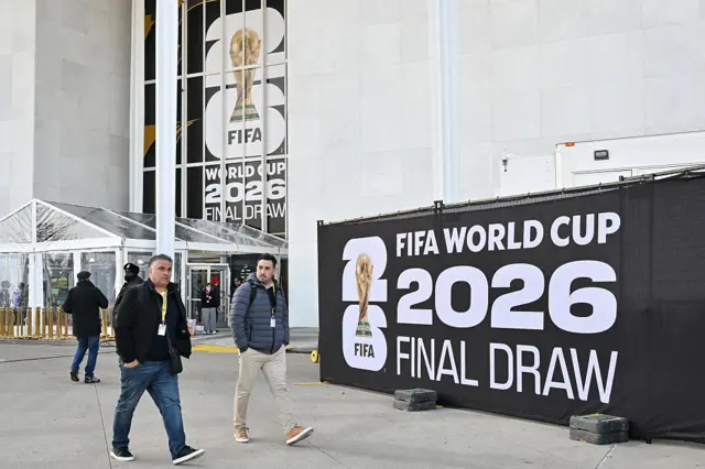 شعار كأس العالم 2026 خارج مركز كينيدي في واشنطن