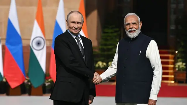 पुतिन बोले- पीएम मोदी के साथ फोन पर लगातार बात करता रहा हूं - BBC News हिंदी