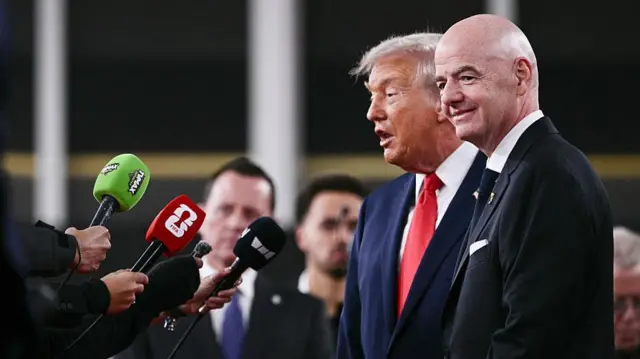 Donald Trump y Gianni Infantino hablan con la prensa