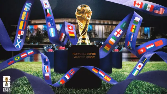 أعلام البلدان المشاركة في كأس العالم وفي الوسط مجسم كأس المونديال