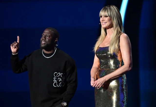 La supermodelo alemana Heidi Klum aparece en el escenario con el actor y comediante estadounidense Kevin Hart.