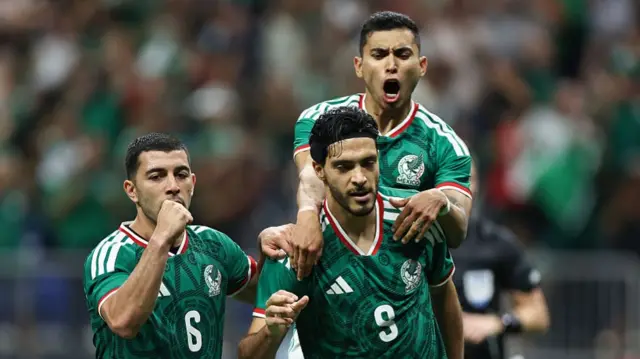 Jugadores de México celebran un gol