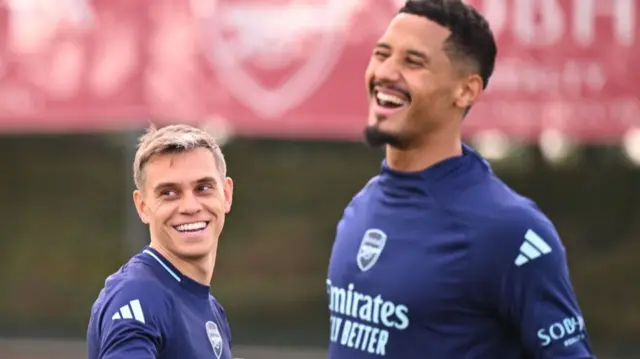 Leandro Trossard da William Saliba