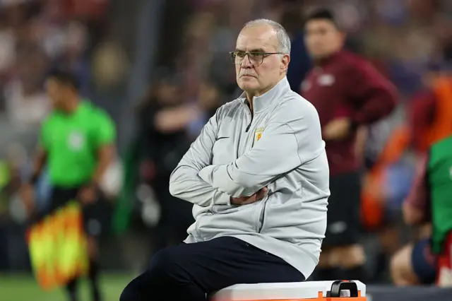 Marcelo Bielsa mirando un partido de Uruguay