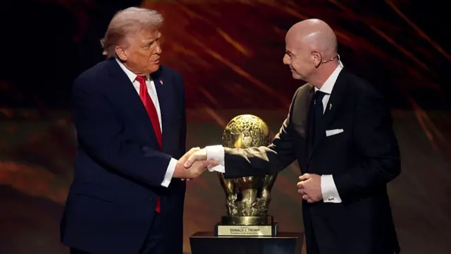 Donald Trump saluda a Gianni Infantino al recibir el premio de la paz