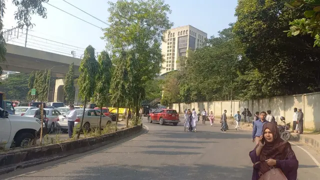 রাস্তার একপাশ ফাঁকা, অপরপাশে দুইদিকের গাড়ি চলছে