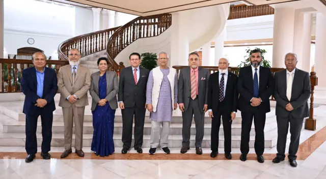 প্রধান উপদেষ্টার সাথে সিইসি ও কয়েকজন নির্বাচন কমিশনার, নিরাপত্তা উপদেষ্টা খলিলুর রহমান