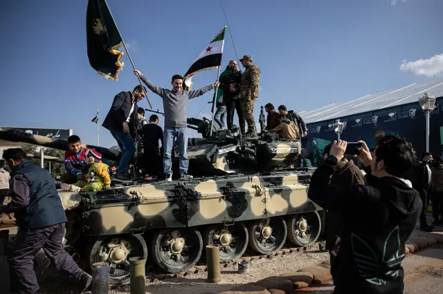 سوريون يحتفلون