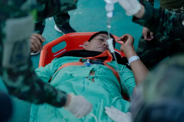 Một binh sĩ Thái Lan bi thương đang đươc chăm sóc hôm 8/12