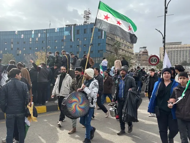 المئات في ساحة الأمويين في دمشق احتفالاً بالذكرى الأولى لسقوط حكم الرئيس السابق بشار الأسد