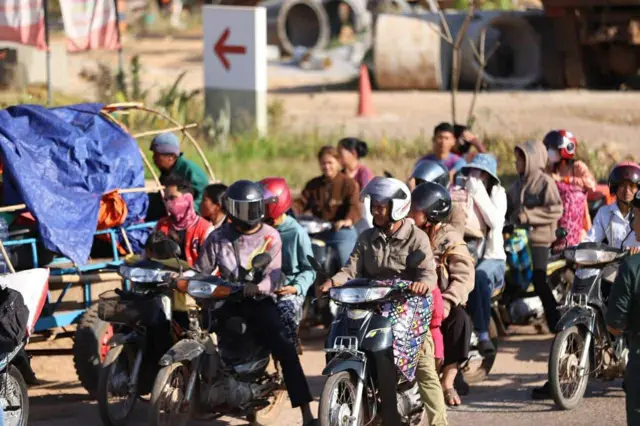 Người dân Campuchia sơ tán ở tỉnh Oddar Meanchey sáng 8/12