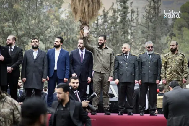 رئيس المرحلة الانتقالية في سوريا أحمد الشرع خلال حضوره عرضاً عسكرياً في دمشق