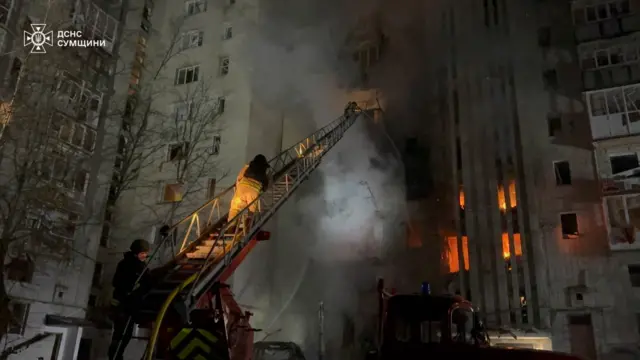 После удара в девятиэтажке начался пожар