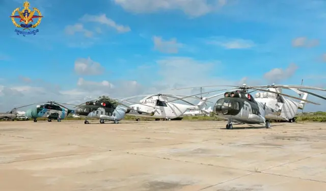 Campuchia không có máy bay chiến đấu; đội máy bay nước này hầu hết là trực thăng và máy bay vận tải do Liên Xô/Nga và Trung Quốc sản xuất, với tuổi đời đã cao