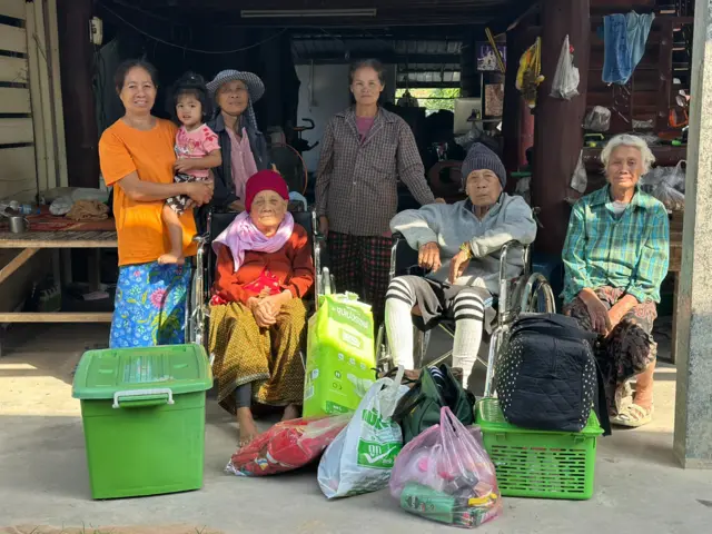 Một gia đình người Thái ở gần khu vực biên giới với Campuchia chuẩn bị đi sơ tán