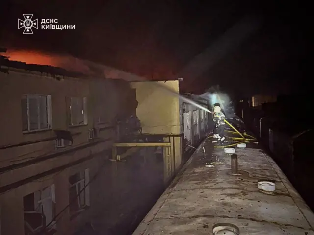Тушение нового пожара в городе Фастов, где в выходные в результате удара сгорело здание железнодорожного вокзала