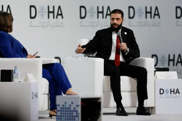 رئيس المرحلة الانتقالية في سوريا أحمد الشرع خلال مشاركته في منتدى الدوحة في 6 ديسمبر/كانون الأول 2025