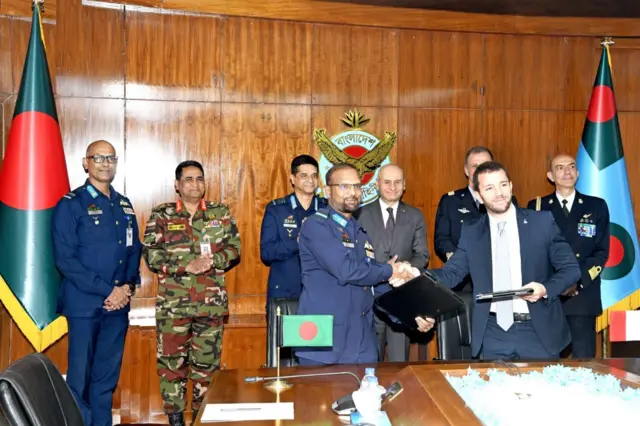 মঙ্গলবার ইতালির প্রতিরক্ষা সরঞ্জাম নির্মাতা প্রতিষ্ঠান লিওনার্দো এসপিএর সঙ্গে প্রাথমিক একটি চুক্তি সই করেছে বিমান বাহিনী