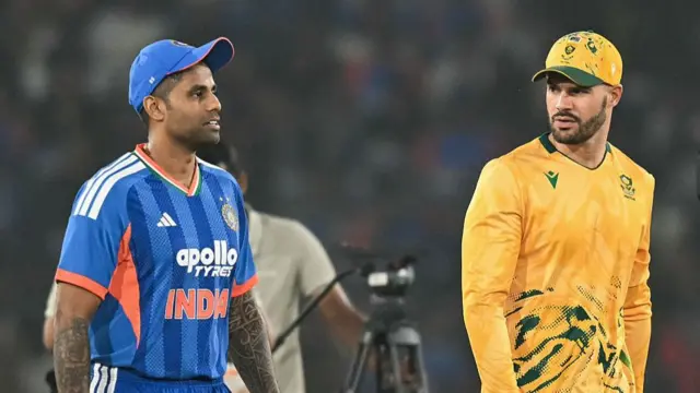 टॉस के बाद दक्षिण अफ़्रीका के कप्तान एडन मारक्रम (दाएं) और टीम इंडिया के कप्तान सूर्यकुमार यादव