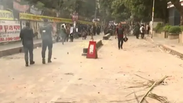 তুচ্ছ ঘটনাকে কেন্দ্র করে প্রায়ই সংঘর্ষে জড়াতে দেখা যায় ঢাকা কলেজ এবং ধানমন্ডির আইডিয়াল কলেজের শিক্ষার্থীদের