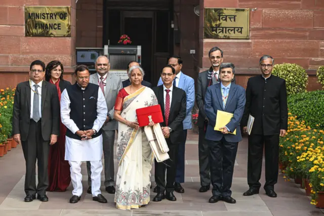 पंतप्रधान धनधान्य कृषी योजना - राज्यांसोबत भागीदारी - कमी उत्पादन असलेले 100 जिल्हे निवडून तिथे काम करणार.