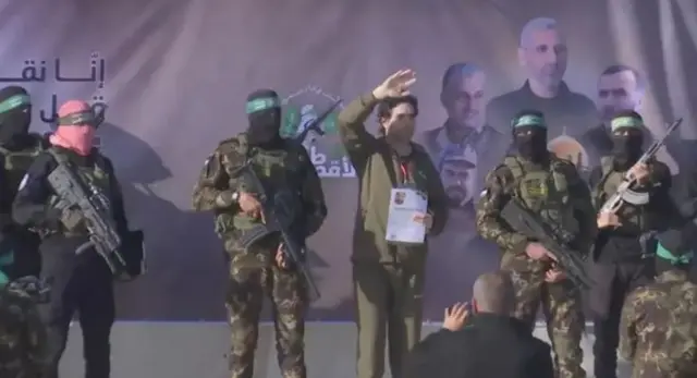 Oge ndị Hamas nyefere Ofer Kalderon n'aka ndị Red Cross