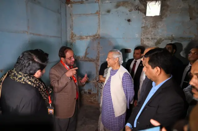 আয়নাঘর পরিদর্শনকালে গুমের শিকার ব্যক্তিদের অভিজ্ঞতা শোনেন প্রধান উপদেষ্টা
