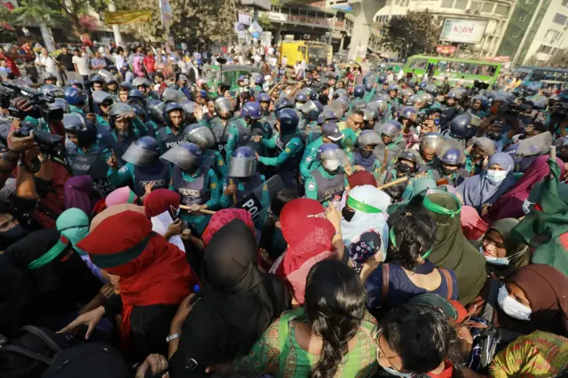 আন্দোলনরতদের ওপর বলপ্রয়োগ করে পুলিশ