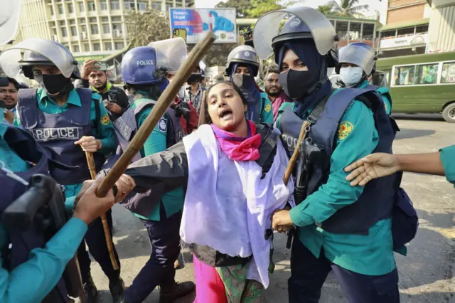 প্রাথমিকে নিয়োগে সুপারিশপ্রাপ্ত শিক্ষকদের আন্দোলনে বাধা দেয় পুলিশ