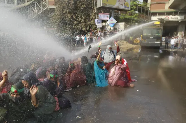 প্রাথমিকের নিয়োগপ্রাপ্ত শিক্ষকদের ওপর পুলিশের জলকামান