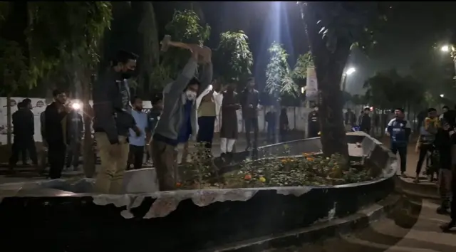 গত পাঁচই ফেব্রুয়ারি রাতে শেখ হাসিনা হলের সামনের নৌকা ভাঙতে আসে একদল শিক্ষার্থী