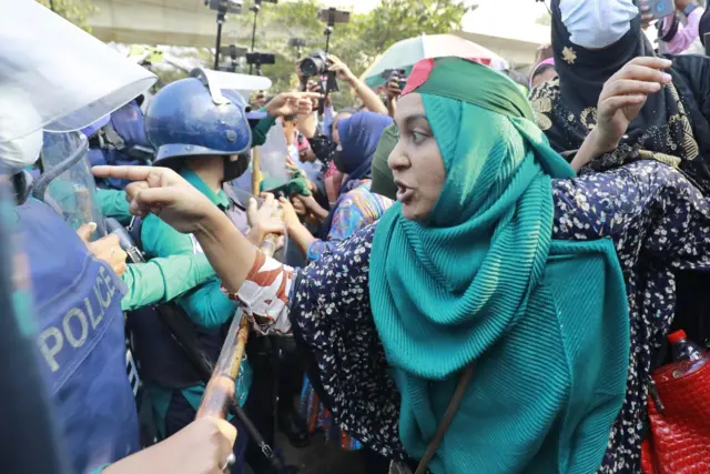 আন্দোলনকারীদের রাজপথ থেকে সরানোর চেষ্টা পুলিশের