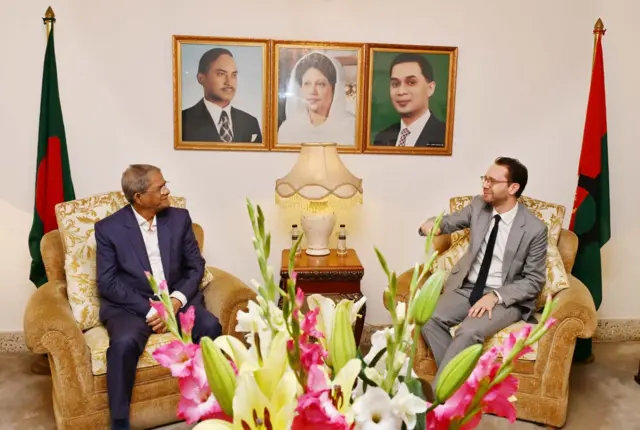 ভারপ্রাপ্ত ব্রিটিশ হাইকমিশনার জেমস গোল্ডম্যান ও বিএনপি'র মহাসচিব মির্জা ফখরুল ইসলাম আলমগীর