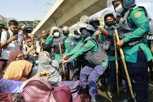প্রাথমিকে নিয়োগের সুপারিশপ্রাপ্ত শিক্ষকদের আন্দোলনে বাধা দিচ্ছে পুলিশ