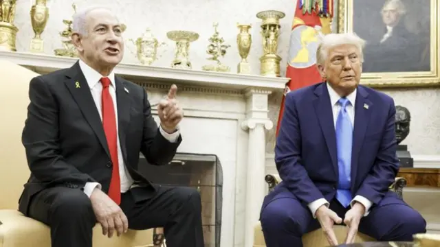 رئيس الوزراء الإسرائيلي بنيامين نتنياهو يجلس مع الرئيس الأمريكي دونالد ترامب في المكتب البيضاوي خلال زيارة إلى واشنطن في وقت سابق من هذا الشهر